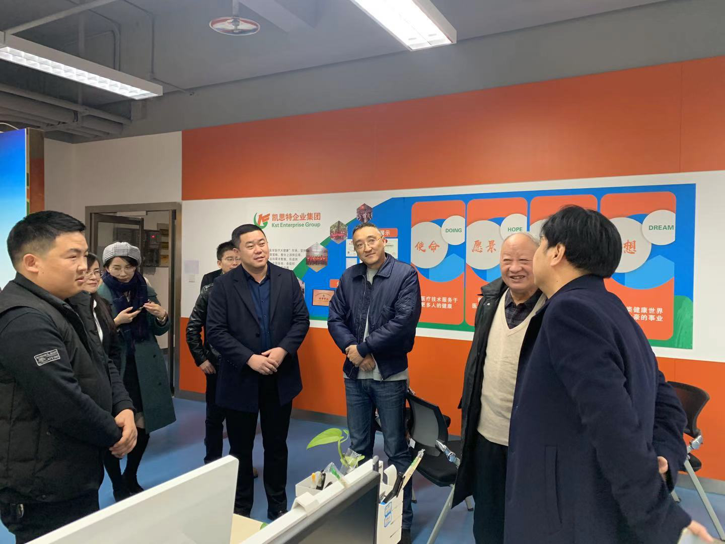 原陜西省衛(wèi)生廳副廳長(zhǎng)、保健學(xué)會(huì)會(huì)長(zhǎng)、一行人蒞臨陜西凱思特集團(tuán)指導(dǎo)！